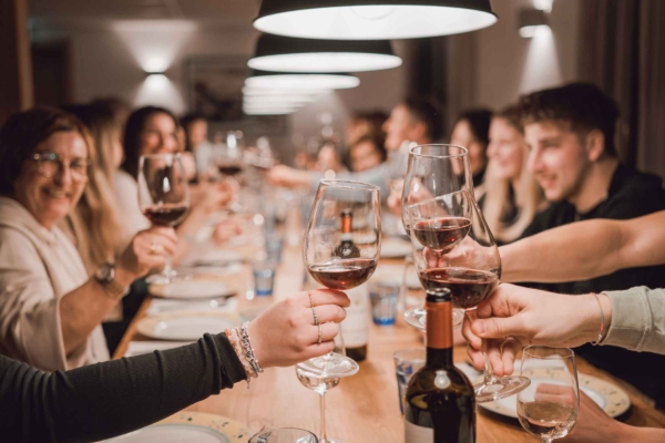 Gruppe stösst mit Wein im Eis/Wohnzimmer des Tgiesa Solaria im stettli resort an - Perfekt für grosse Treffen