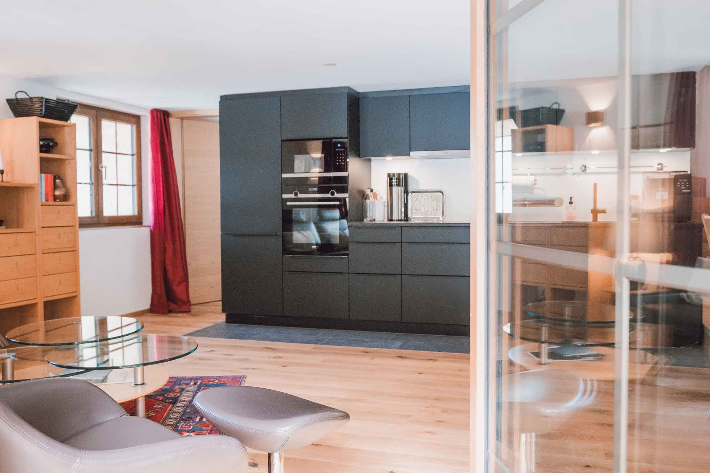 Elegante, vollausgestattete Küche mit modernen Geräten in der Boutique Ferienwohnung Camutsch, stettli resort