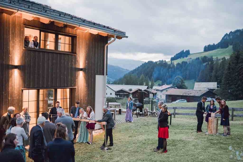 Gäste geniessen eine Abendveranstaltung im stettli resort in Churwalden