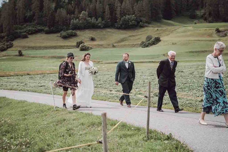 Hochzeitsgesellschaft beim Spaziergang durch die Natur im stettli resort