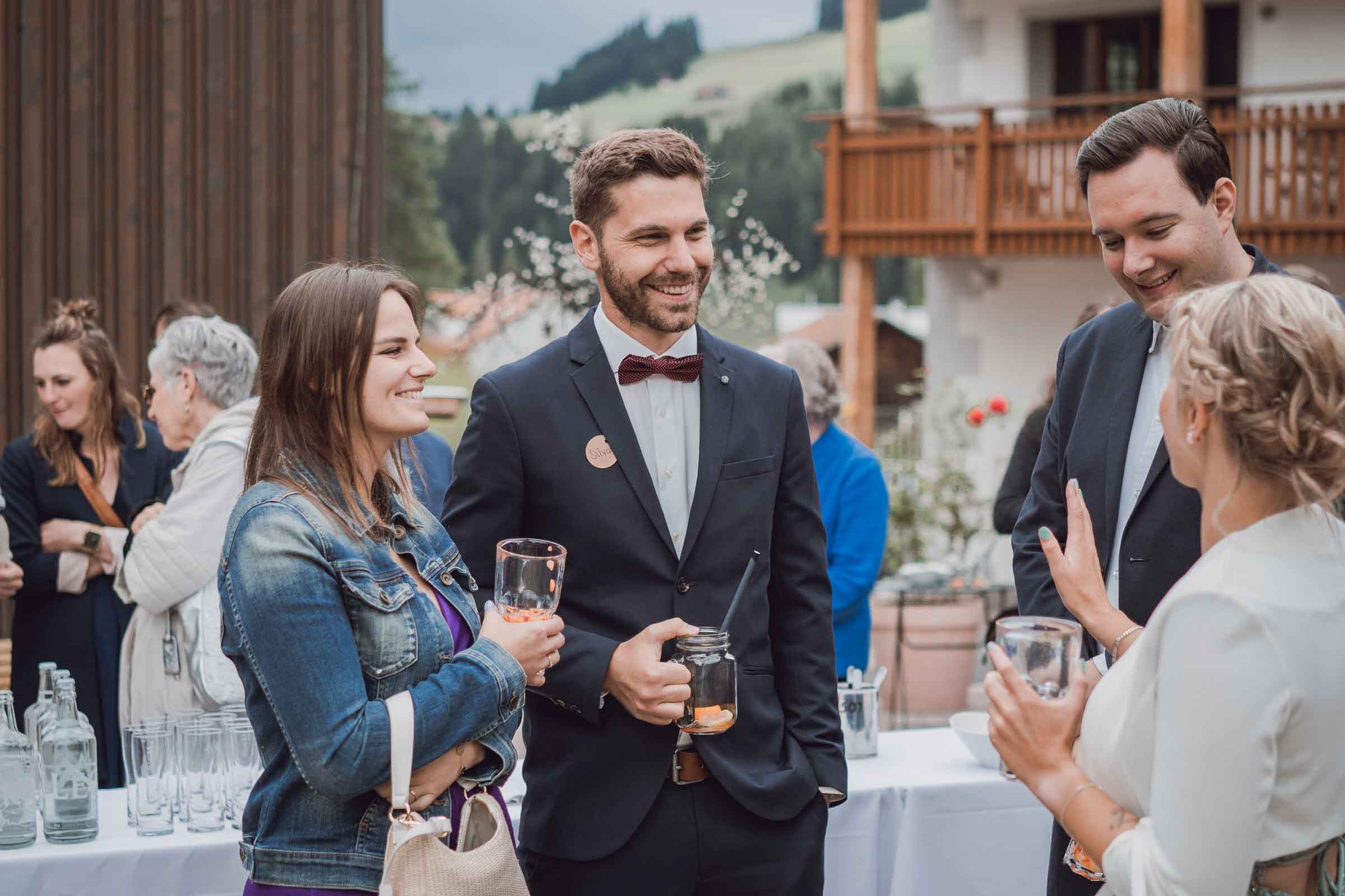 Feiernde Gäste bei einer Hochzeit im stettli resort