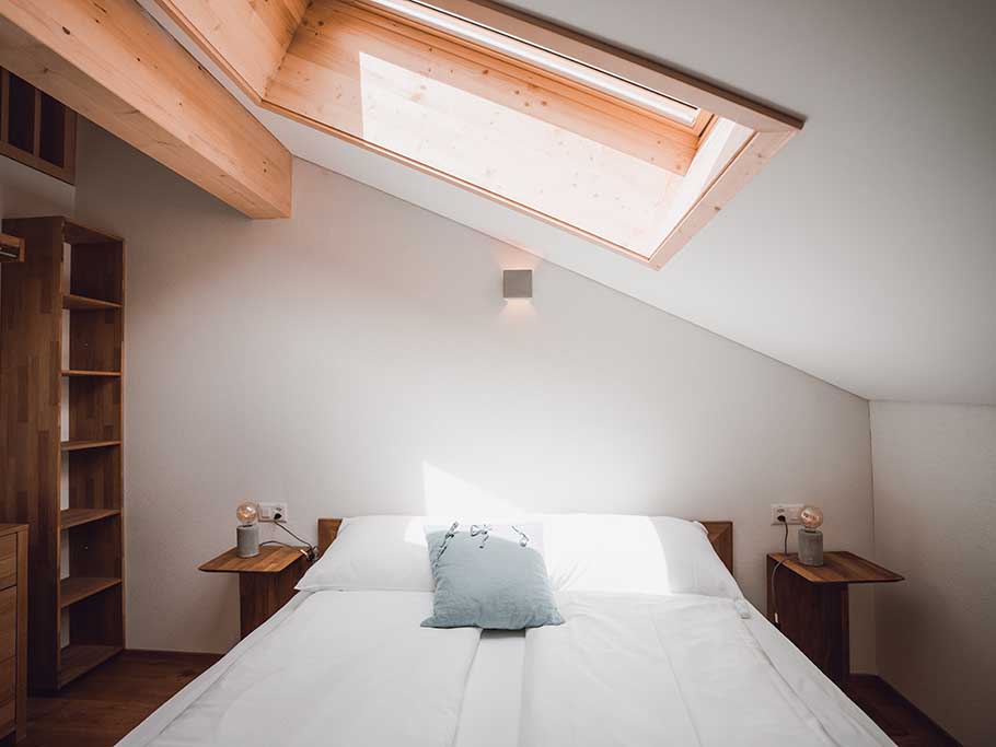 Schlafzimmer mit Dachfenster im stettli resort Schlafzimmer im stettli resort mit Dachfenster