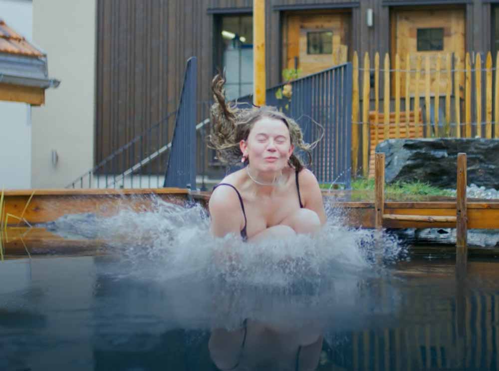 Sprung in den Pool aus dem Red Bull Film im stettli resort, Churwalden