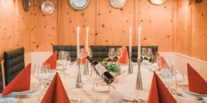 Festlich gedeckter Tisch im Restaurant Taverne im stettli resort