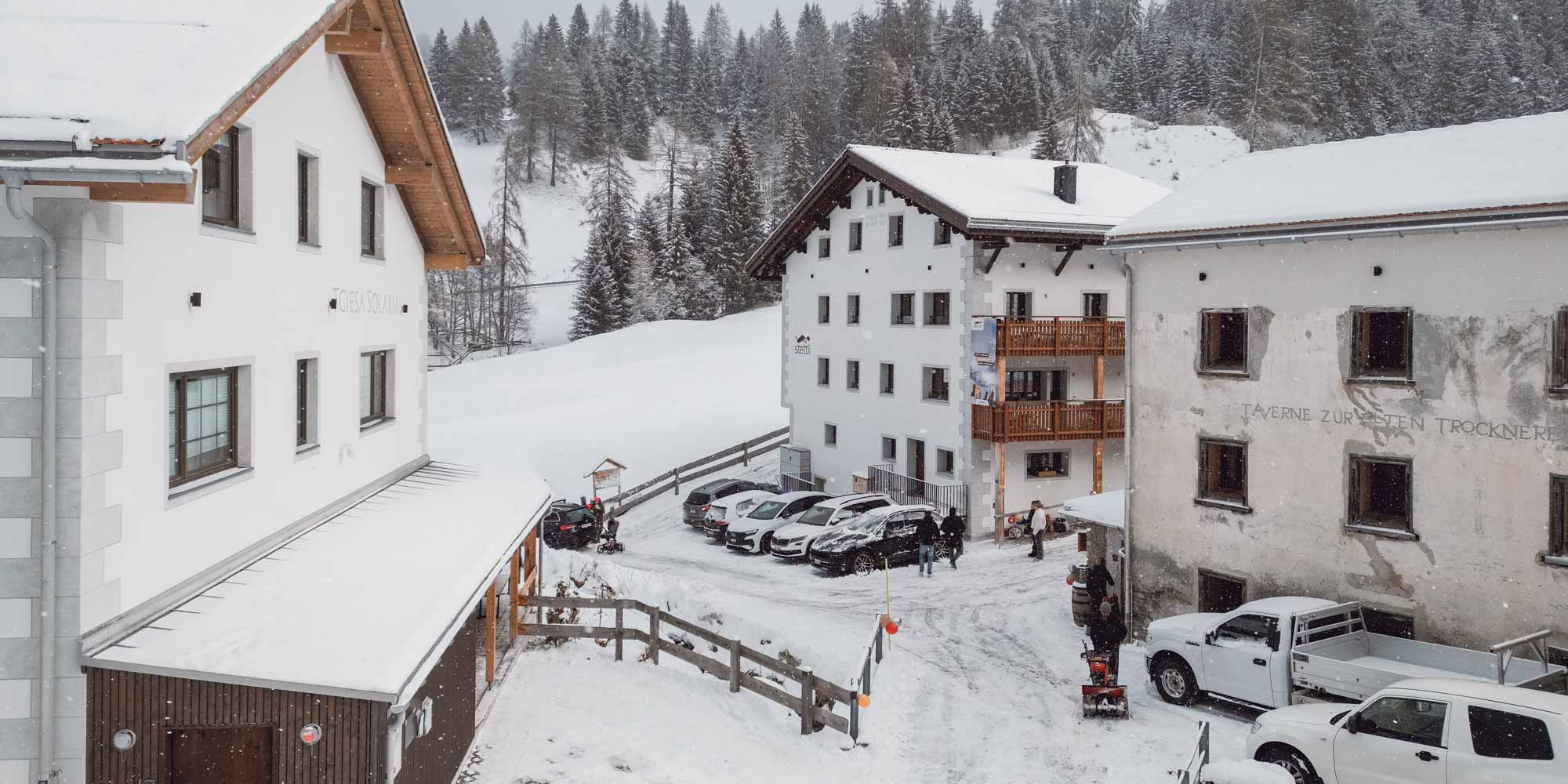 Das stettli resort in winterlicher Schneelandschaft