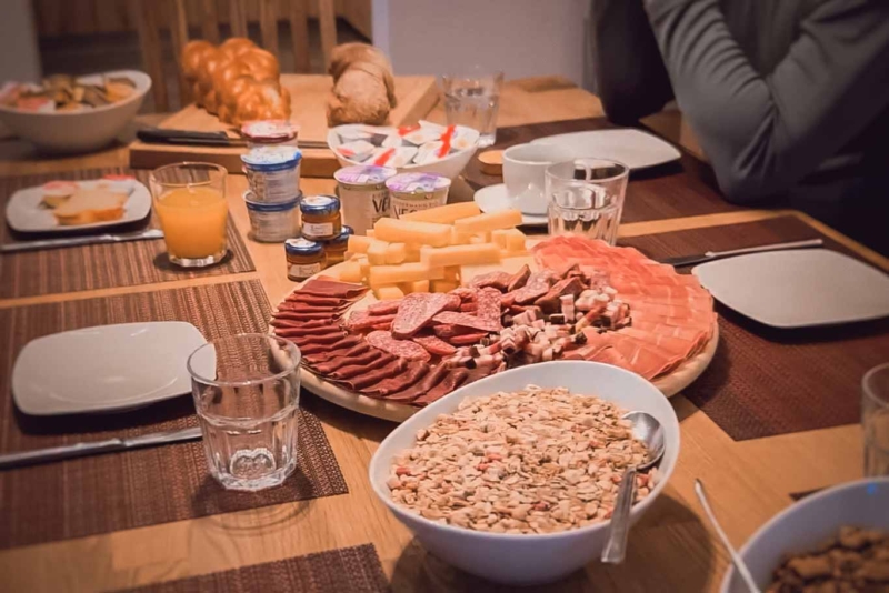 reichhaltiges Frühstücksbuffet für Gruppenunterkunft grosses Ferienhaus