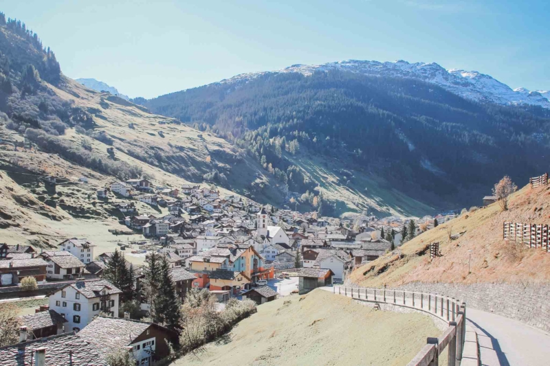 Blick auf das Bergdorf Vals im sonnigen Tal – ruhige Lage für erholsame Gruppenunterkünfte Graubünden.