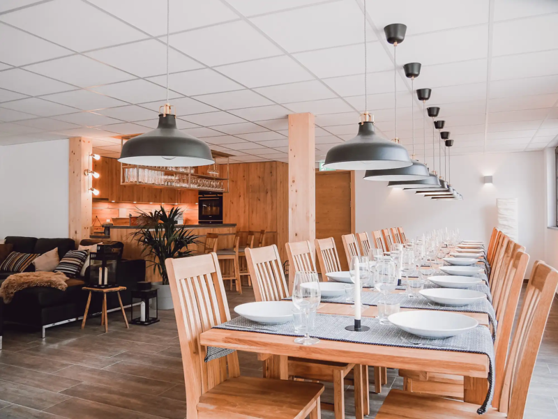 grosses Ferienhaus Essbereich für Gruppen im Tgiesa Solaria